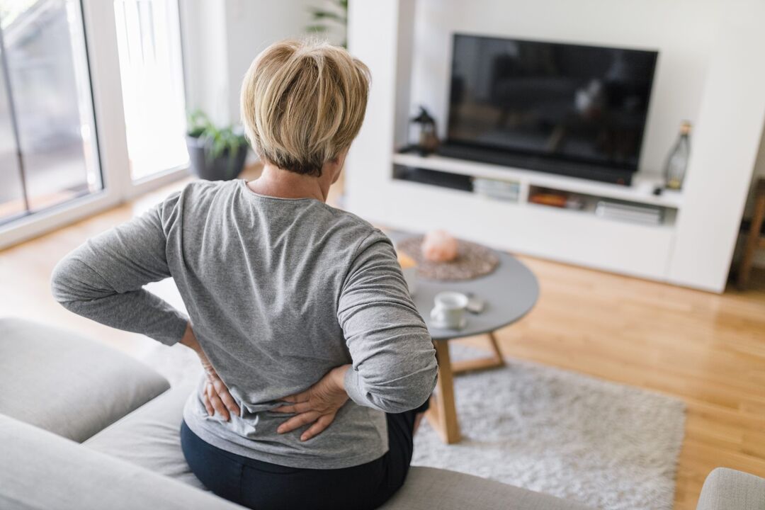 A woman is worried about back pain in the lumbar region. 