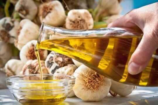 Vegetable oil with garlic for lower back pain.